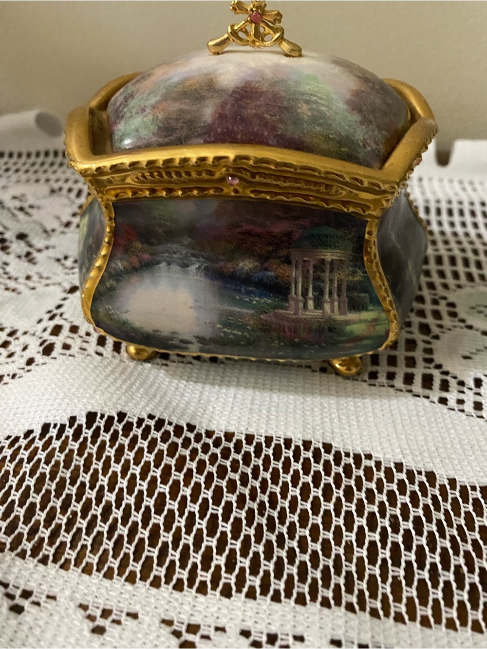 Thomas Kinkade Gold-Trimmed Multicolor Scenic Trinket Box/music box.